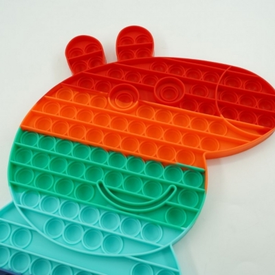 Jucarie senzoriala antistres Pop it Now and Flip it, 40 x 34 cm, model Peppa Pig multicolora