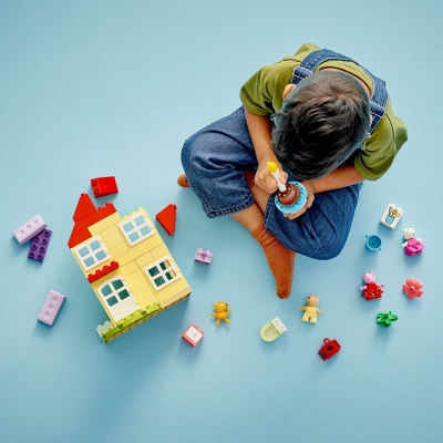 Purcelusa Peppa si casa aniversara 10433 LEGO DUPLO