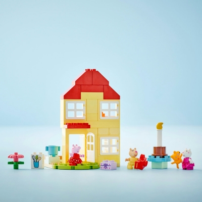 Purcelusa Peppa si casa aniversara 10433 LEGO DUPLO