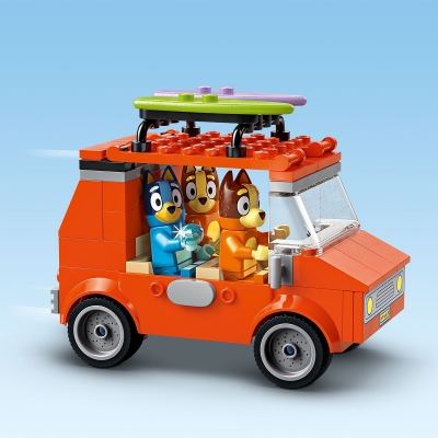 Calatoria familiei lui Blue cu masina la plaja 11202 LEGO Bluey