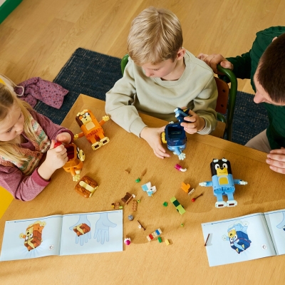 Familia lui Blue din caramizi 11217 LEGO Bluey