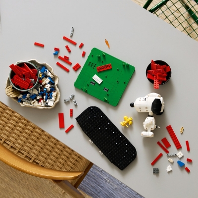 Peanuts: Casuta lui Snoopy 21368 LEGO Ideas