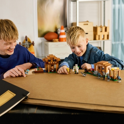 Atacul Evocatorilor asupra satului 21596 LEGO Minecraft