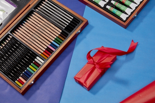 Set cadou pentru desen, calitate superioara, pentru artisti aspiranti, cutie din lemn, 35 buc/set  Derwent Academy