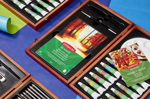 Set cadou culori acrilice, calitate superioara, pentru artisti aspiranti, cutie din lemn, 18 buc/set Derwent Academy