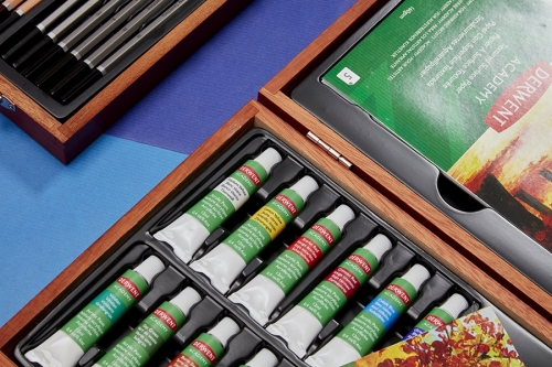 Set cadou culori acrilice, calitate superioara, pentru artisti aspiranti, cutie din lemn, 18 buc/set Derwent Academy