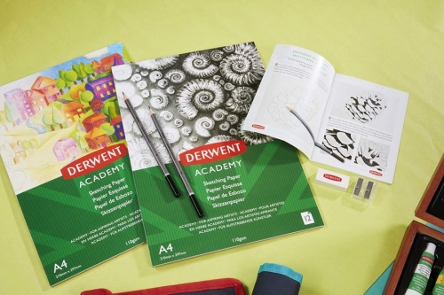 Set 12 creioane colorate, calitate superioara, pentru artisti aspiranti, Derwent Academy