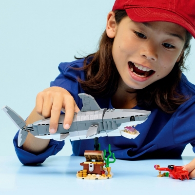 Rechin feroce cu un cufar de comor 31381 LEGO Creator