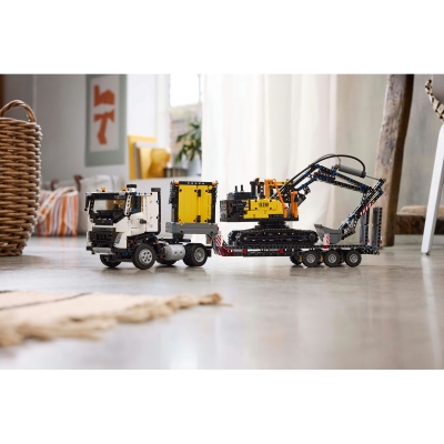 Camionul FMX si excavatorul electric de la Volvo 42175 LEGO Technic