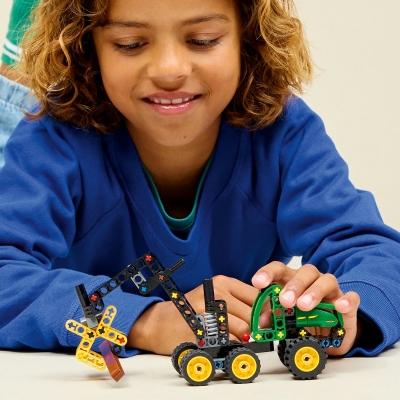 Utilaj de taiat si stivuit copaci John Deere 1470H 42218 LEGO Technic