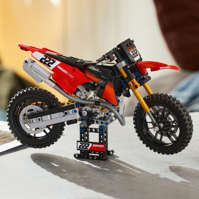 Motocicleta Ducati Desmo450 MX, versiunea de uzina 42238 LEGO Technic