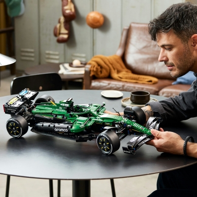Masina F1 Aston Martin Aramco AMR25 42240 LEGO Technic 