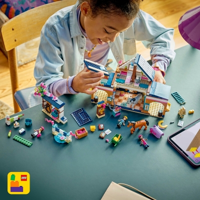 Grajd de cai si academie de echitatie 42688 LEGO Friends