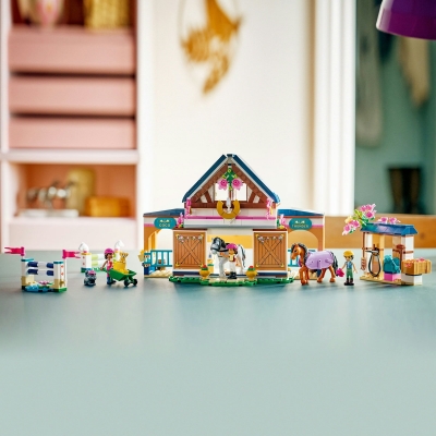 Grajd de cai si academie de echitatie 42688 LEGO Friends