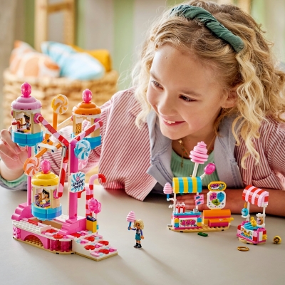 Roata Ferris cu bomboane si briose 42700 LEGO Friends