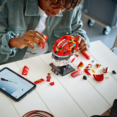 Casca lui Charles Leclerc Scuderia Ferrari HP 43014 LEGO Editions