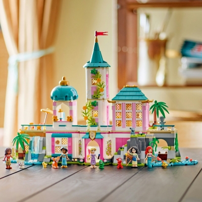 Castel de printesa şi animalute regale 43267 LEGO Disney