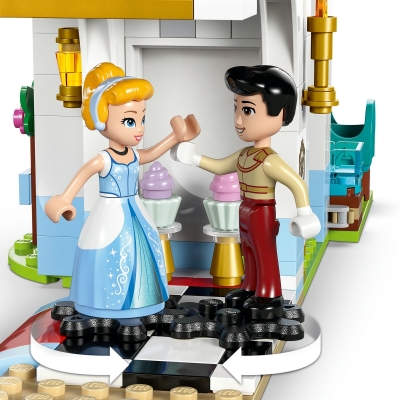 Castelul si caleasca Cenusaresei 43275 LEGO Disney