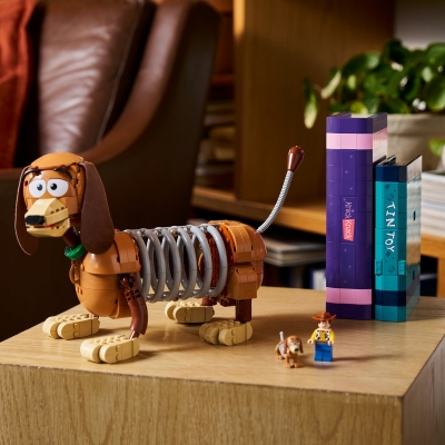 Opritoare de carti Cainele Slinky din Povestea jucariilor 43301 LEGO Disney