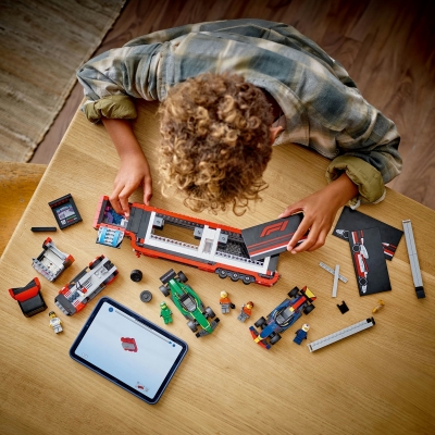 Camion F1 cu masinile F1 RB20 si AMR24 60445 LEGO City