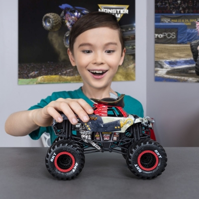 Masina de jucarie Machete Metalice, scara 1 la 24, Blestemul Piratilor Monster Jam Spin Master