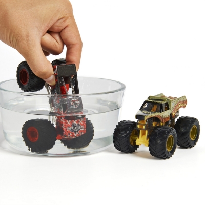 Set 2 masinute Northern Nightmare si Earth Shaker Color Change Monster Jam Spin Master