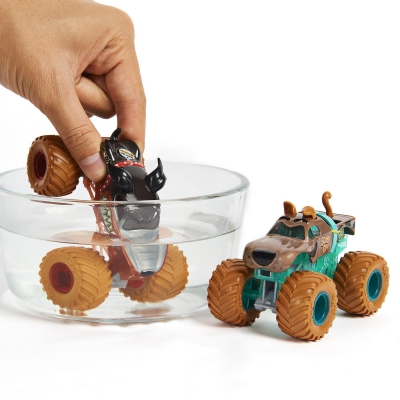 Set 2 masinute Monster Mutt Rottweiler si Scaooby Doo Color Change Monster Jam Spin Master