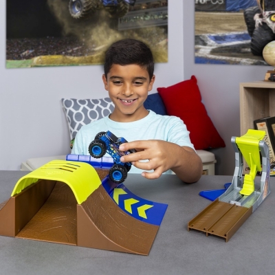 Masina de jucarie set cascadorii rampa Campionilor Monster Jam Spin Master