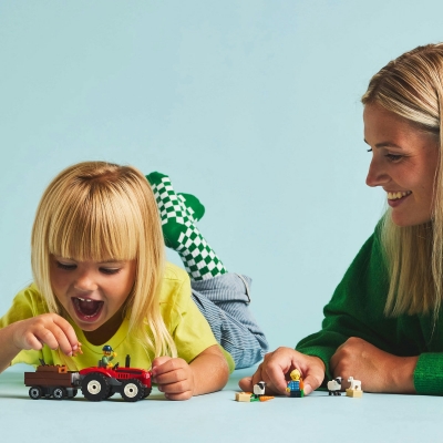 Tractor de ferma rosu cu remorca si oi 60461 LEGO City