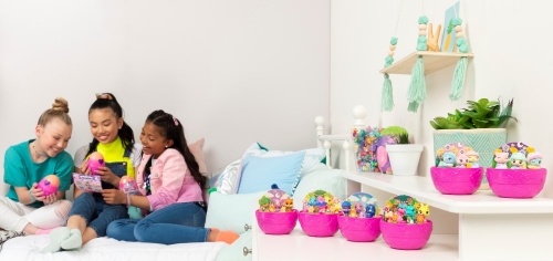 Set ou cu compartimente secrete cu 3 figurine Hatchimals Spin Master