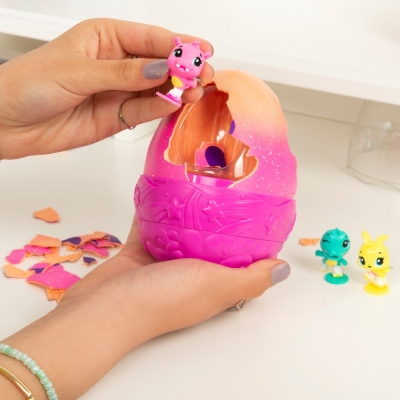 Set ou cu compartimente secrete cu 3 figurine Hatchimals Spin Master