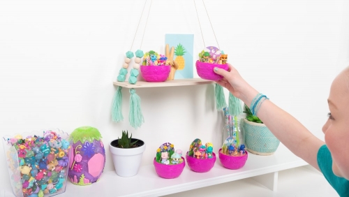 Set ou cu compartimente secrete cu 3 figurine Hatchimals Spin Master