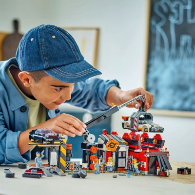 Cimitir de masini vechi 60472 LEGO City