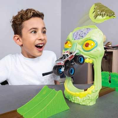 Masina de jucarie macheta set cascadorii Doboara-l pe Zombie Monster Jam Spin Master