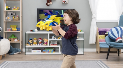 Set Charged Up cu figurina Chase cu masina care se transforma Patrula Catelusilor Spin Master