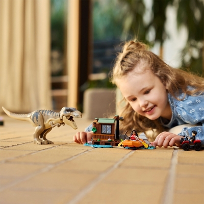 Evadare pe rau din calea unui T. rex 76975 LEGO Jurassic World