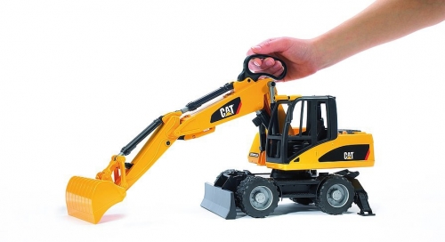 Jucarie Excavator pe roti CAT Bruder 