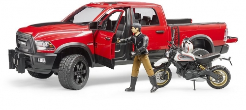 Jucarie Masina de teren RAM 2500 cu motocicleta Scrambler Ducati Desert si sofer Bruder