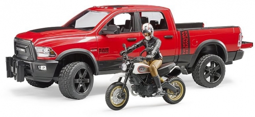 Jucarie Masina de teren RAM 2500 cu motocicleta Scrambler Ducati Desert si sofer Bruder
