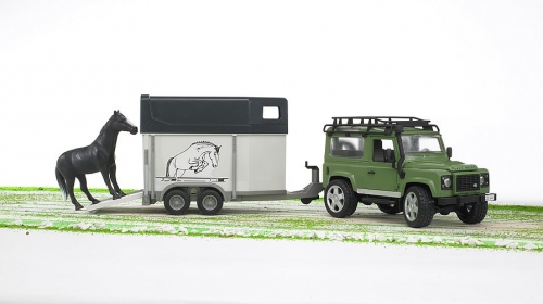 Jucarie Masina de teren Land Rover Defender cu remorca si cal Bruder