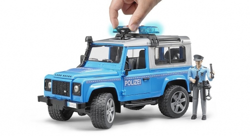 Jucarie Masina de politie Land Rover Defender cu politist si accesorii Bruder 
