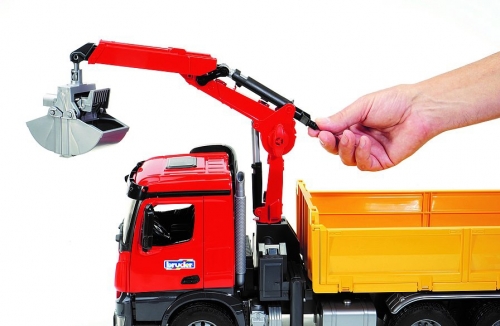 Jucarie Camion de constructii cu macara Mercedes Benz Arocs si 2 paleti Bruder