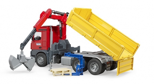 Jucarie Camion de constructii cu macara Mercedes Benz Arocs si 2 paleti Bruder
