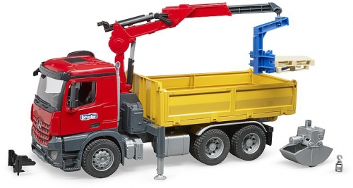 Jucarie Camion de constructii cu macara Mercedes Benz Arocs si 2 paleti Bruder