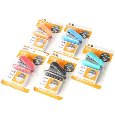 Set mini capsator colorat 24/6 diverse culori si 500 de capse M&G