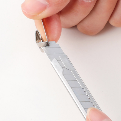 Cutter utilitar din otel inoxidabil, lama de 9mm, diverse culori M&G