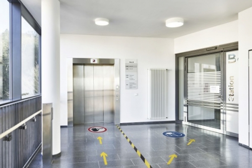 Marcaj autoadeziv pentru podea, forma sageata, 100 x 200 mm, nepermanent, galben 10 buc/set Durable