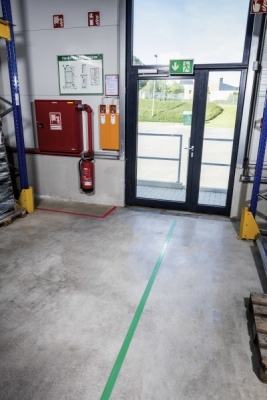Banda autoadeziva pentru marcat locatii Duraline Strong 50 mm x 30 m verde Durable