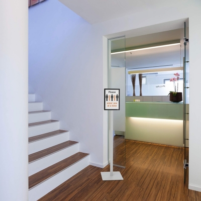 Stand informativ basic, pentru podea, A4, gri inchis Durable 