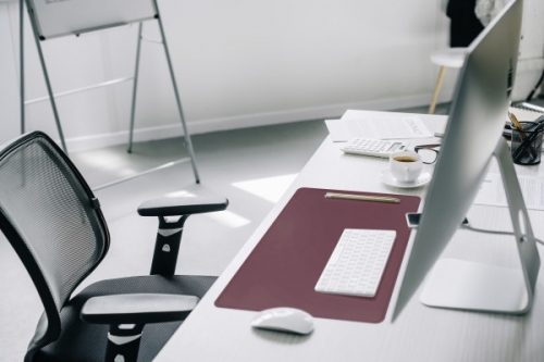 Mapa de birou 53 x 40 cm, colturi rotunjite, polipropilena, rosu, Durable 